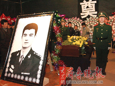 武警战士为祥斌守灵 武警战士为祥斌守灵