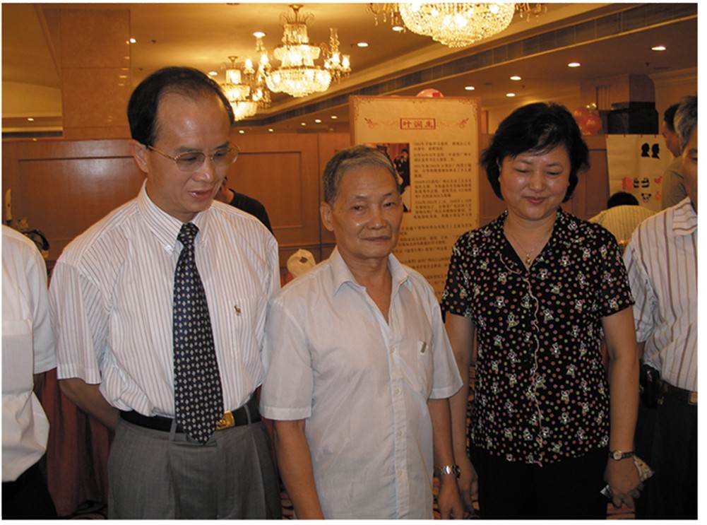 广东省副省长雷于蓝(右一)与许炽光合照 广东省副省长雷于蓝(右一)与许炽光合照