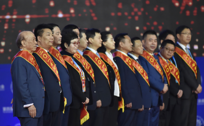 2017全球浙商金奖得主在世界浙商大会上的颁奖仪式 2017全球浙商金奖得主在世界浙商大会上的颁奖仪式