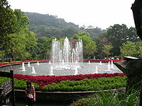 阳明公园花钟旁的喷水池 阳明公园花钟旁的喷水池