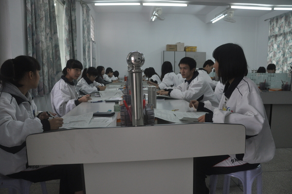 商务英语专业学生正在学习 商务英语专业学生正在学习