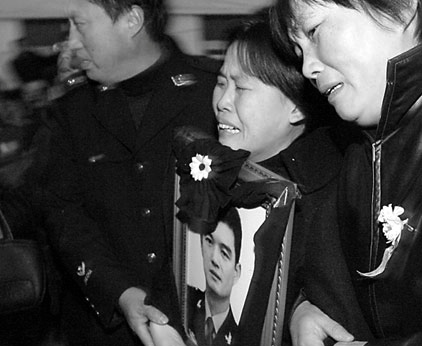 走下火车叶庆华再也难抑悲痛 走下火车叶庆华再也难抑悲痛