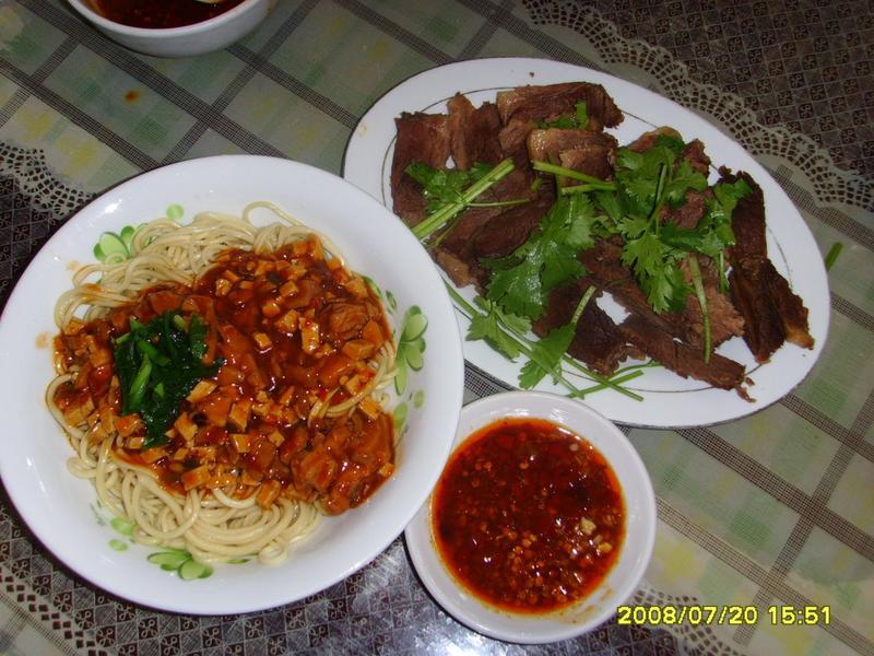 敦煌罗布麻综合开发中心供图--敦煌驴肉黄面 敦煌罗布麻综合开发中心供图--敦煌驴肉黄面