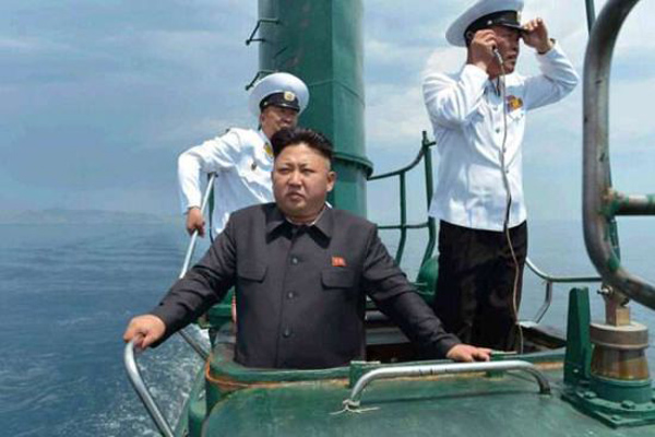 朝鲜金正恩视察033型潜艇 朝鲜金正恩视察033型潜艇