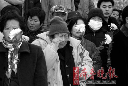 齐河民众洒泪迎候英雄归来 齐河民众洒泪迎候英雄归来