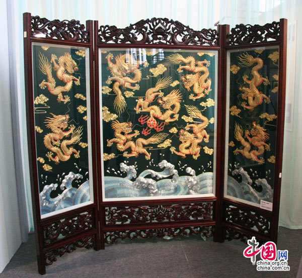 林智成潮绣钉金绣作品《九龙屏风》 林智成潮绣钉金绣作品《九龙屏风》