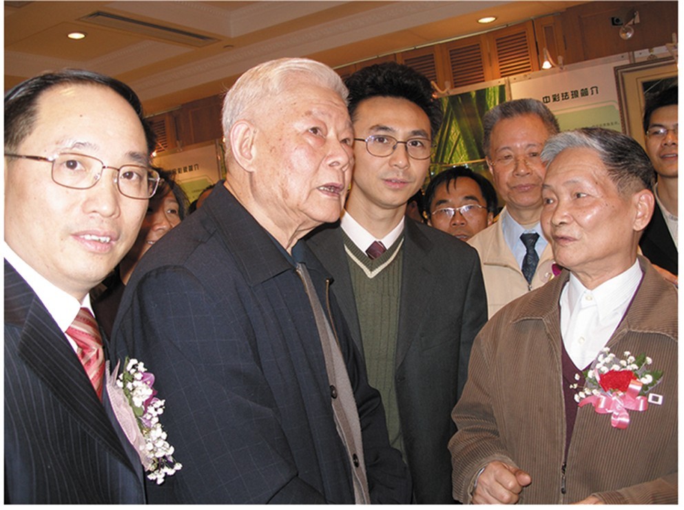 原全国政协副主席叶选平聆听许炽光讲解 原全国政协副主席叶选平聆听许炽光讲解