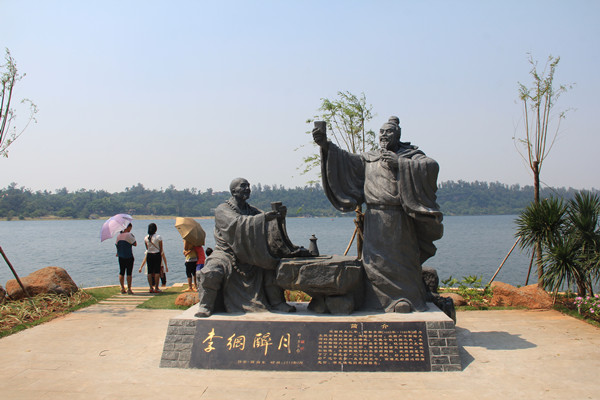 广东湛江市湖光岩风景区《李纲醉月》雕塑 广东湛江市湖光岩风景区《李纲醉月》雕塑