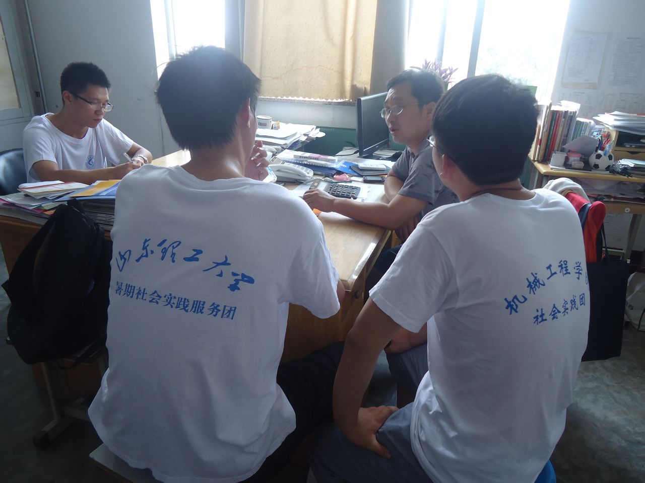 团队成员与曹主任座谈 团队成员与曹主任座谈