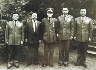 蒋氏父子接见陈怀生(右二) 蒋氏父子接见陈怀生(右二)