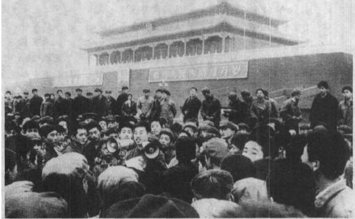 民众聚集在天安门前 民众聚集在天安门前