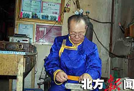 曹德木加木苏正在製作银器 曹德木加木苏正在製作银器