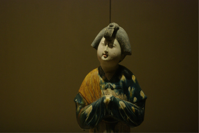 唐三彩女立俑(陕西历史博物馆藏品)