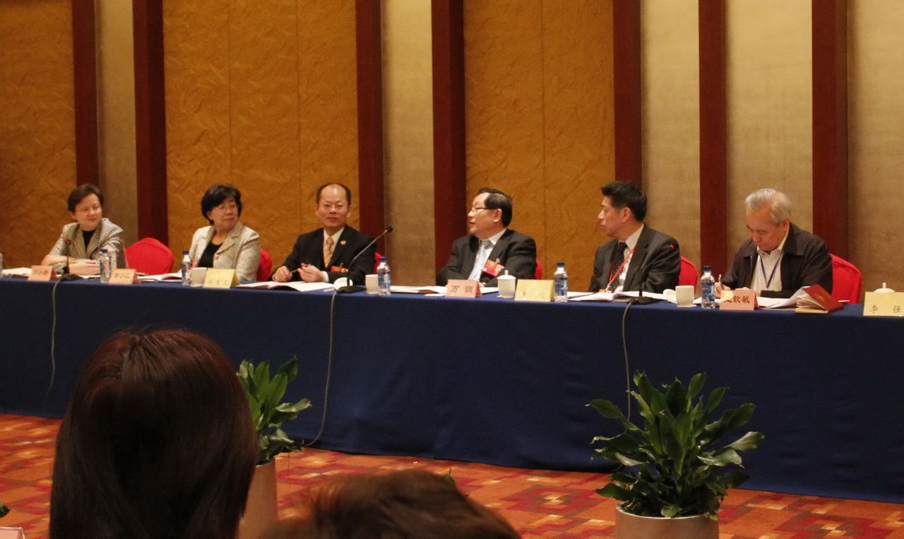孙大文和政协副主席科技部长万钢主持会议