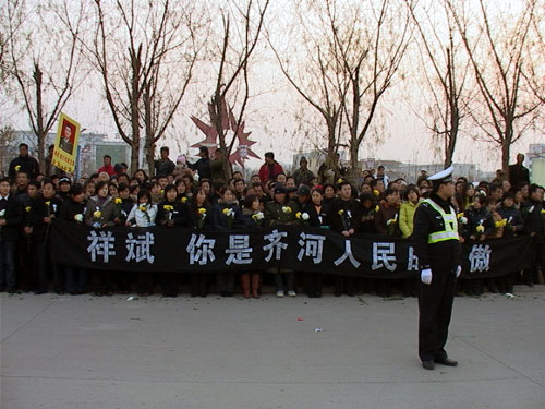 齐河市民自发集合迎接英雄 齐河市民自发集合迎接英雄