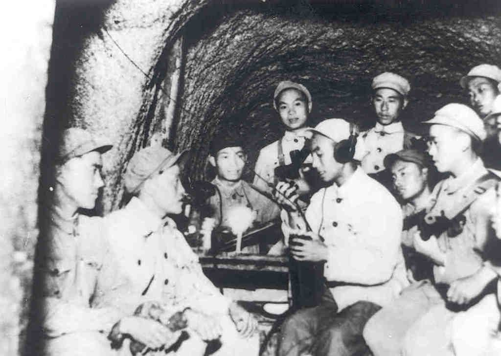 坚守阵地的志愿军步话机员为炮兵指点目标 坚守阵地的志愿军步话机员为炮兵指点目标