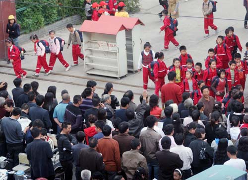 中国式接送导致校门口交通拥堵 中国式接送导致校门口交通拥堵