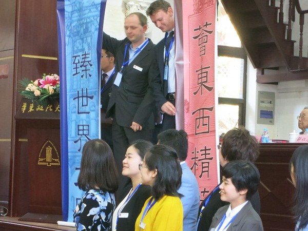 圣约翰大学第十一届世界校友联谊会上,UBC圣约翰学院展示赠礼 圣约翰大学第十一届世界校友联谊会上,UBC圣约翰学院展示赠礼