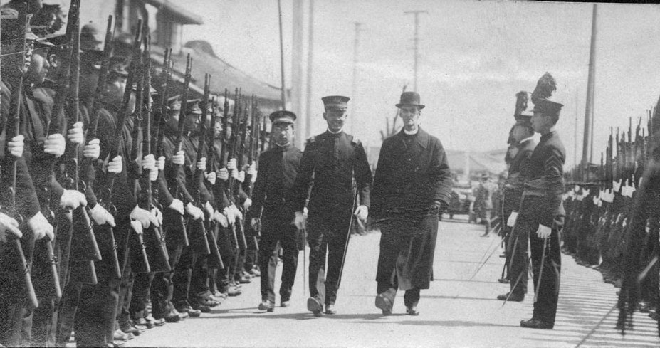 1917年卜舫济在军官陪同下检阅约大军训队伍 1917年卜舫济在军官陪同下检阅约大军训队伍
