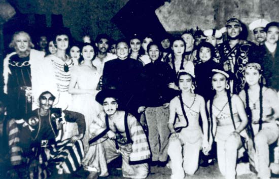 1963年邓小平观看《泪泉》并与演员合影 1963年邓小平观看《泪泉》并与演员合影