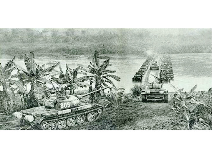 对越作战中62式轻型坦克通过浮桥 对越作战中62式轻型坦克通过浮桥