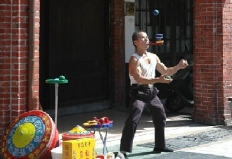 老街常见民俗艺人在街头卖艺 老街常见民俗艺人在街头卖艺