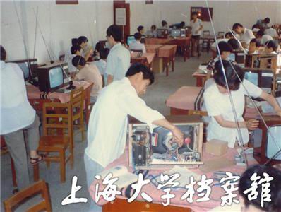 上海科专学生在校办工厂进行生产实习 上海科专学生在校办工厂进行生产实习