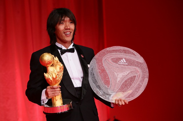中村俊辅以213票的优势当选日本J足球联赛最有价值球员(MVP) 中村俊辅以213票的优势当选日本J足球联赛最有价值球员(MVP)