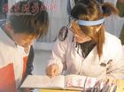 医生正在填写体检表。 医生正在填写体检表。