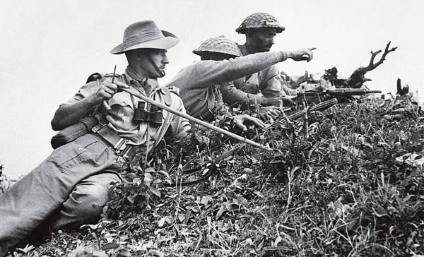 1944年11月28日,3名印度第5师士兵在缅甸坚尼峰侦察敌情 1944年11月28日,3名印度第5师士兵在缅甸坚尼峰侦察敌情