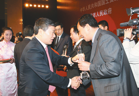 徐绍史为2010中国矿业国际合作奖获奖者颁奖 徐绍史为2010中国矿业国际合作奖获奖者颁奖