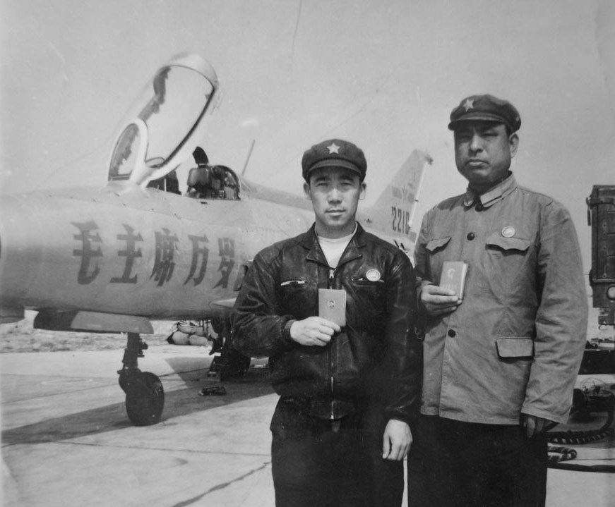 歼-7原型试飞员葛文墉(左) 歼-7原型试飞员葛文墉(左)