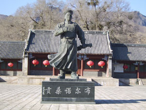 矗立在该王府博物馆内的“贡桑诺尔布”雕像 矗立在该王府博物馆内的“贡桑诺尔布”雕像