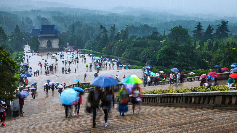 雨中谒陵的人们 雨中谒陵的人们