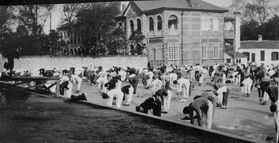 1917年圣约翰大学的学生在做早操 1917年圣约翰大学的学生在做早操