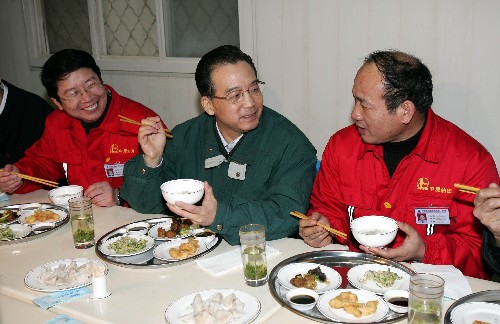 温家宝和石油工人一起吃年夜饭 温家宝和石油工人一起吃年夜饭