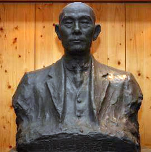 位于东京大学校史馆的上野英三郎教授铜像 位于东京大学校史馆的上野英三郎教授铜像