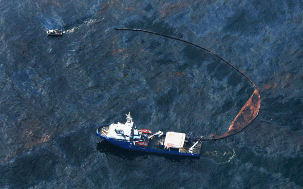 美国海岸警卫队正在清除浮油 美国海岸警卫队正在清除浮油