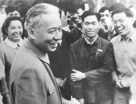 1957年5月,刘少奇同志与学子亲切交谈 1957年5月,刘少奇同志与学子亲切交谈