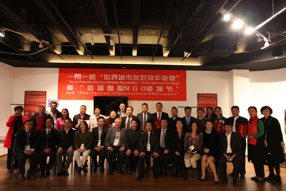部分参会人员会场合影留念 部分参会人员会场合影留念
