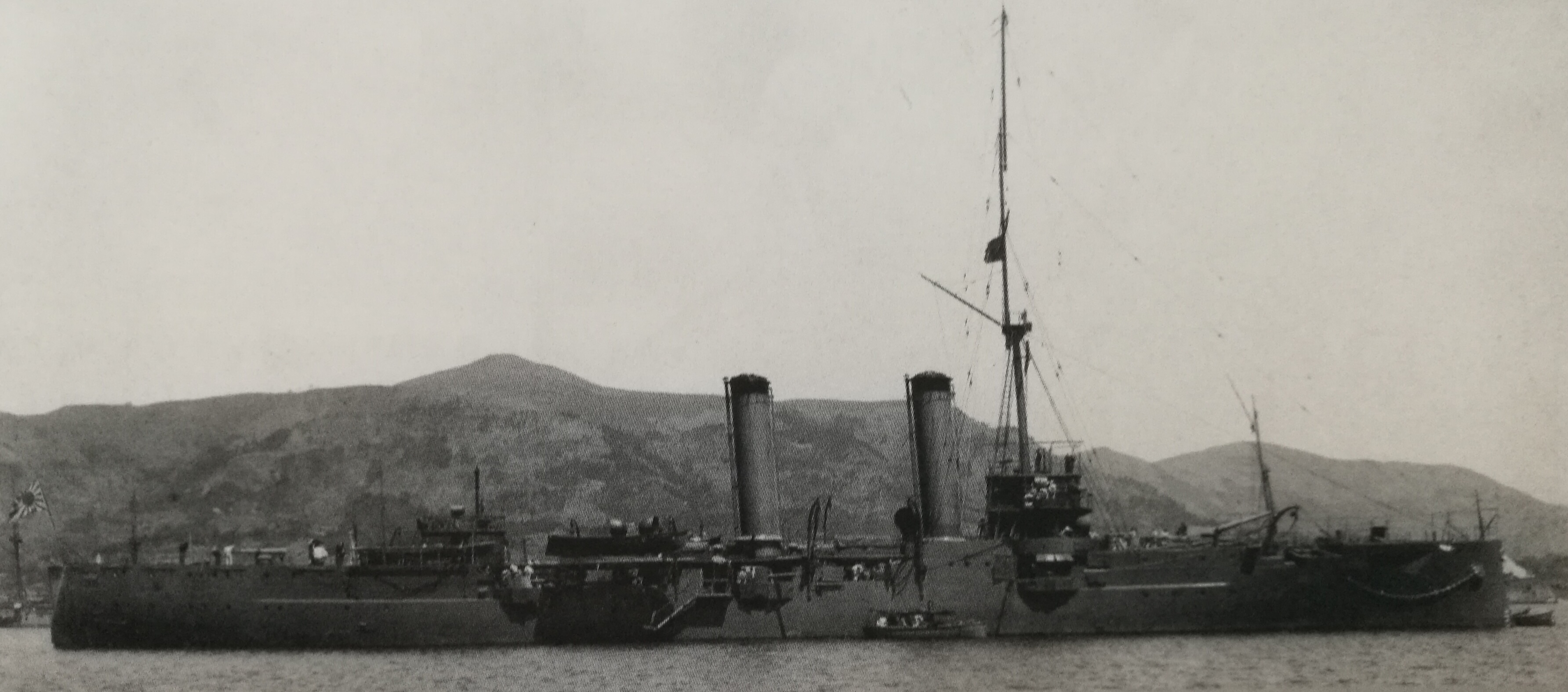 1909年4月16日停泊于佐世保军港的须磨,以及撤除了后桅桿 1909年4月16日停泊于佐世保军港的须磨,以及撤除了后桅桿