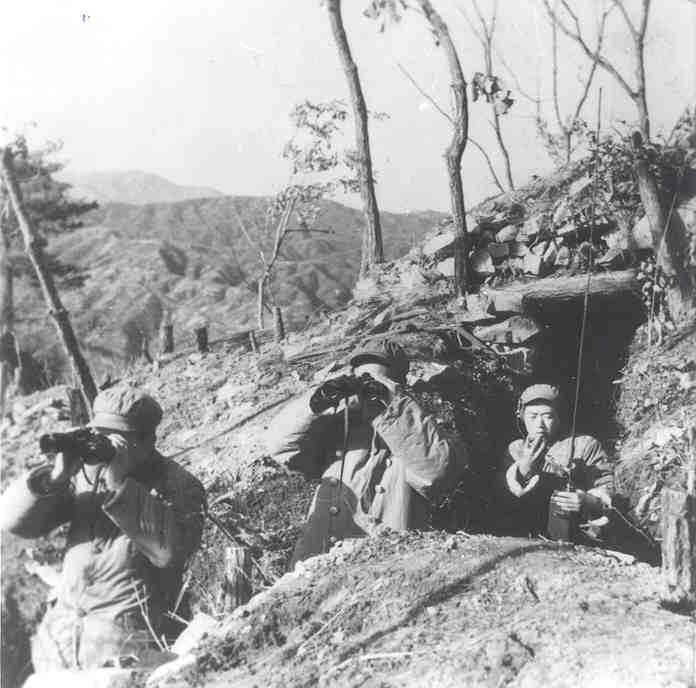 上甘岭战役中,志愿军某部前线指挥所 上甘岭战役中,志愿军某部前线指挥所