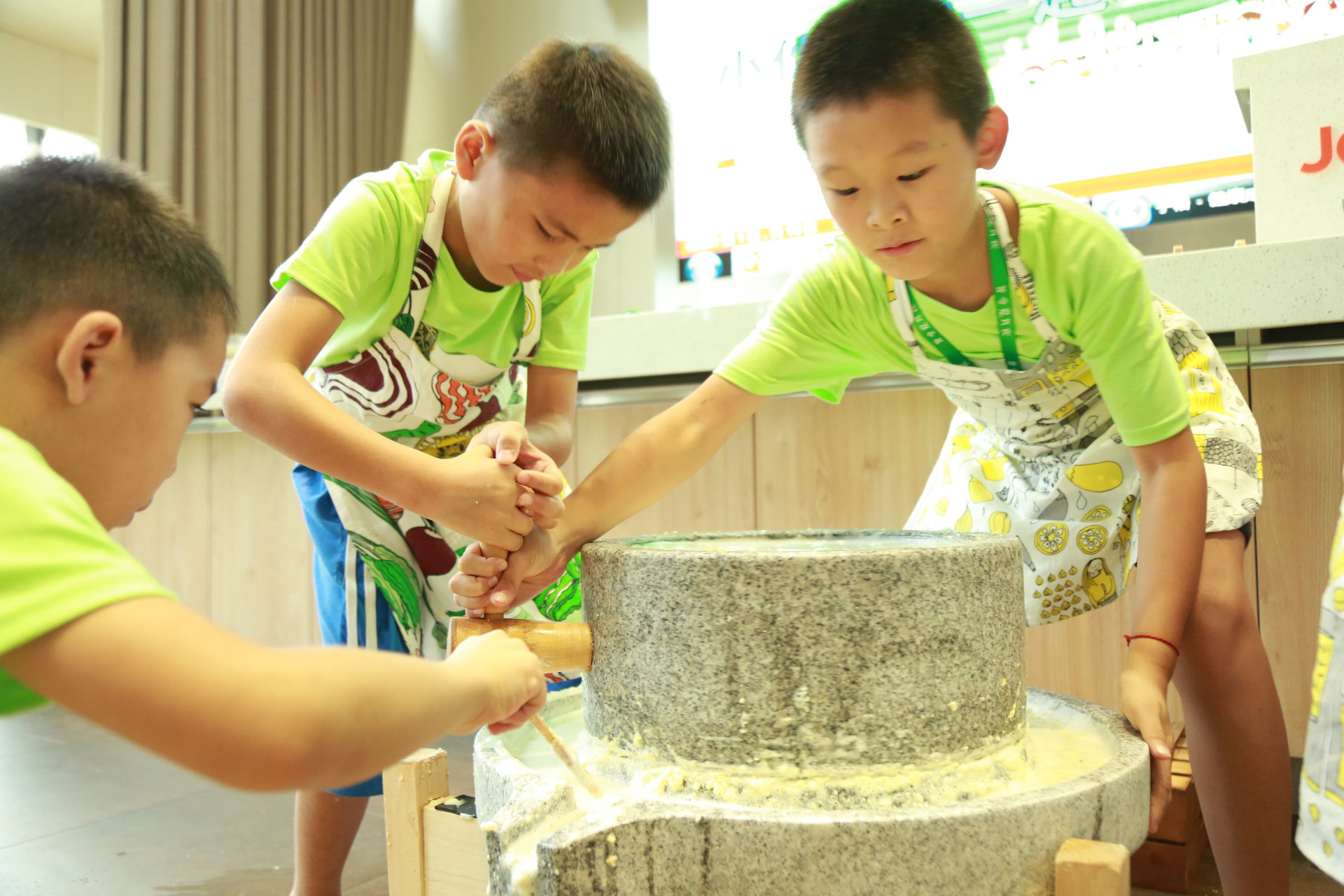 孩子们研磨豆浆 孩子们研磨豆浆