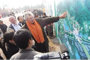 杜克·法博主席在青岛考察世园会 杜克·法博主席在青岛考察世园会