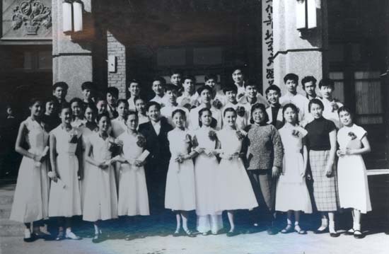 1959年首届芭科毕业班与学校领导合影 1959年首届芭科毕业班与学校领导合影