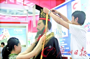 陕西一家机器人企业发明製作的“秦始皇” 陕西一家机器人企业发明製作的“秦始皇”