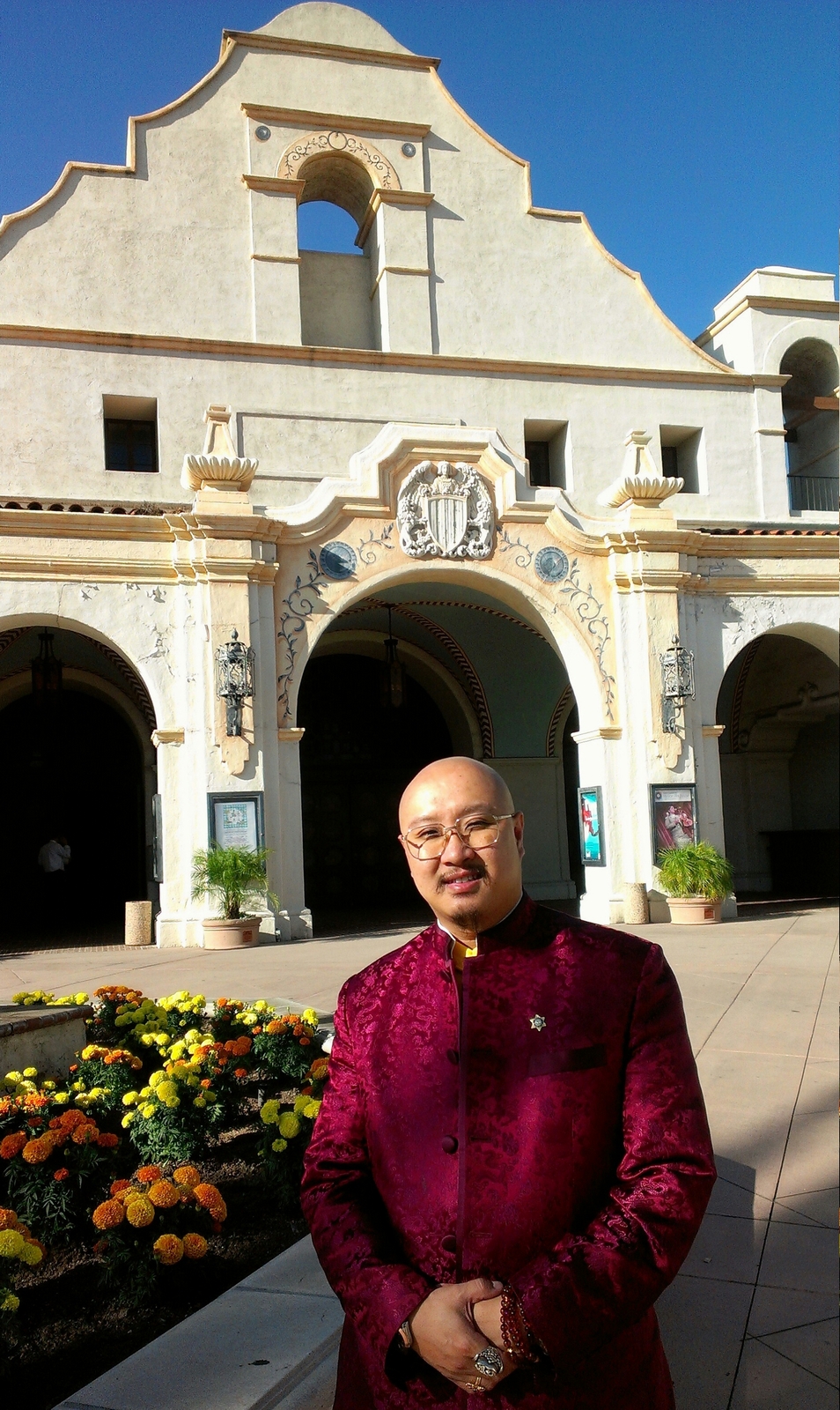 大会主席在祈祷大会举办地圣盖博大剧院留影 大会主席在祈祷大会举办地圣盖博大剧院留影