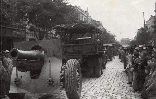 1945年7月7日,中国远征军重炮部队凯旋迴国,昆明老百姓夹道欢迎 1945年7月7日,中国远征军重炮部队凯旋迴国,昆明老百姓夹道欢迎