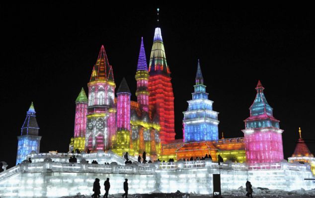 哈尔滨为国际冰雪节準备的庞大冰雕群 哈尔滨为国际冰雪节準备的庞大冰雕群