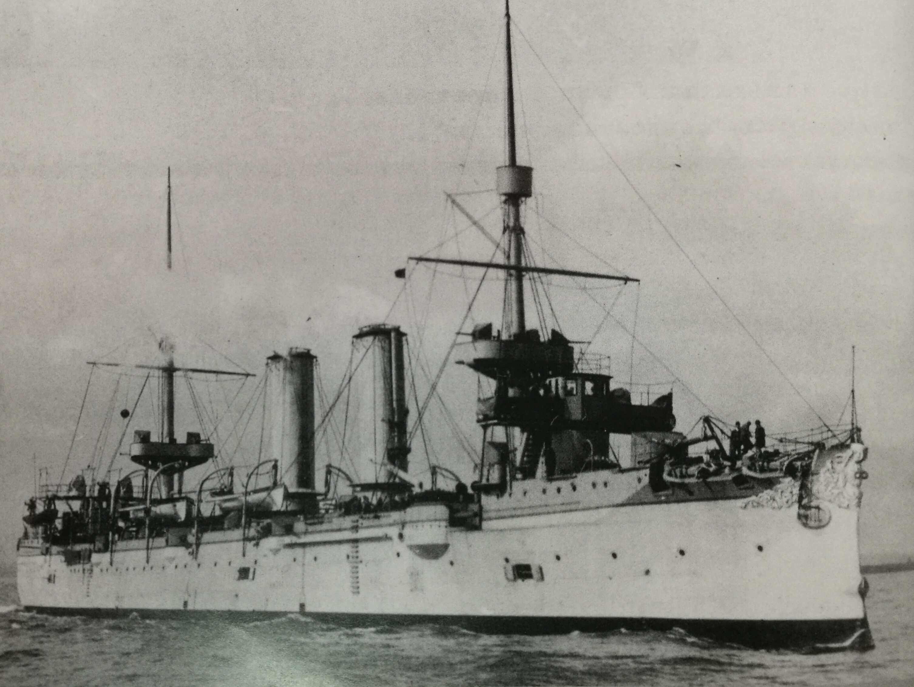 1898年11月在英国阿姆斯特朗公司竣工后向日本返航时的吉野 1898年11月在英国阿姆斯特朗公司竣工后向日本返航时的吉野